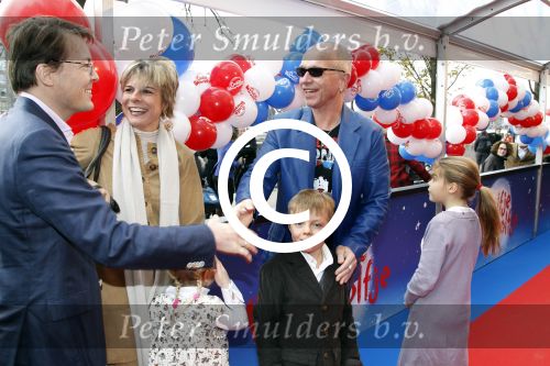 Amsterdam 26 november 2011
Premiere Dolfje Weerwolfje in carre. Paul v Loon met Prinses Laurentien Prins Constantijn en hun kinderen Aloise Claus Cazimir en ...
Peter Smulders bv