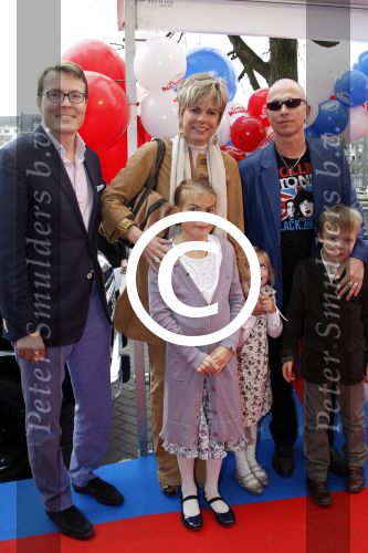 Amsterdam 26 november 2011
Premiere Dolfje Weerwolfje in carre. Paul v Loon met Prinses Laurentien Prins Constantijn en hun kinderen Aloise Claus Cazimir en ...
Peter Smulders bv