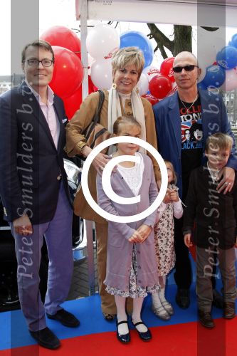 Amsterdam 26 november 2011
Premiere Dolfje Weerwolfje in carre. Paul v Loon met Prinses Laurentien Prins Constantijn en hun kinderen Aloise Claus Cazimir en ...
Peter Smulders bv