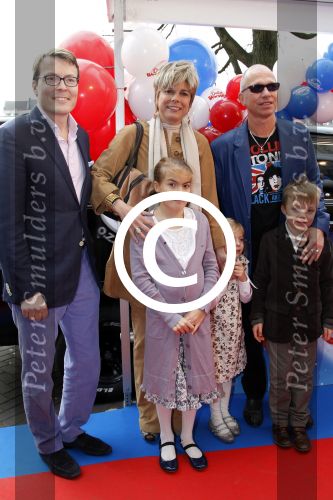 Amsterdam 26 november 2011
Premiere Dolfje Weerwolfje in carre. Paul v Loon met Prinses Laurentien Prins Constantijn en hun kinderen Aloise Claus Cazimir en ...
Peter Smulders bv