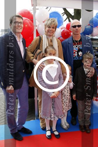 Amsterdam 26 november 2011
Premiere Dolfje Weerwolfje in carre. Paul v Loon met Prinses Laurentien Prins Constantijn en hun kinderen Aloise Claus Cazimir en ...
Peter Smulders bv