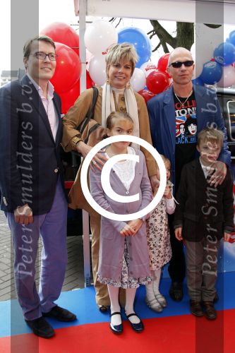 Amsterdam 26 november 2011
Premiere Dolfje Weerwolfje in carre. Paul v Loon met Prinses Laurentien Prins Constantijn en hun kinderen Aloise Claus Cazimir en ...
Peter Smulders bv