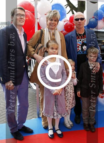 Amsterdam 26 november 2011
Premiere Dolfje Weerwolfje in carre. Paul v Loon met Prinses Laurentien Prins Constantijn en hun kinderen Aloise Claus Cazimir en ...
Peter Smulders bv