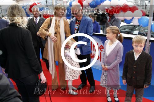 Amsterdam 26 november 2011
Premiere Dolfje Weerwolfje in carre. Paul v Loon met Prinses Laurentien Prins Constantijn en hun kinderen Aloise Claus Cazimir en ...
Peter Smulders bv