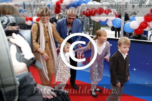 Amsterdam 26 november 2011
Premiere Dolfje Weerwolfje in carre. Paul v Loon met Prinses Laurentien Prins Constantijn en hun kinderen Aloise Claus Cazimir en ...
Peter Smulders bv