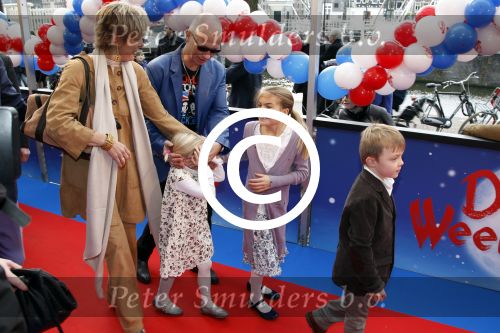 Amsterdam 26 november 2011
Premiere Dolfje Weerwolfje in carre. Paul v Loon met Prinses Laurentien Prins Constantijn en hun kinderen Aloise Claus Cazimir en ...
Peter Smulders bv
