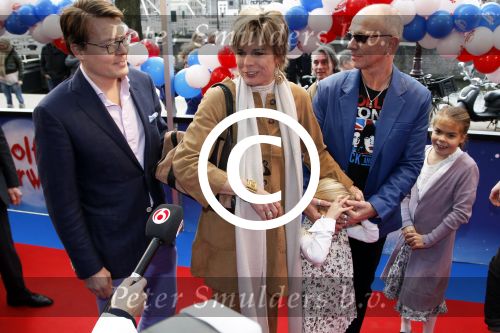 Amsterdam 26 november 2011
Premiere Dolfje Weerwolfje in carre. Paul v Loon met Prinses Laurentien Prins Constantijn en hun kinderen Aloise Claus Cazimir en ...
Peter Smulders bv