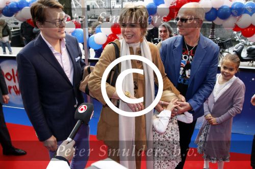 Amsterdam 26 november 2011
Premiere Dolfje Weerwolfje in carre. Paul v Loon met Prinses Laurentien Prins Constantijn en hun kinderen Aloise Claus Cazimir en ...
Peter Smulders bv