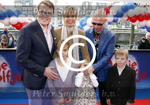 Amsterdam 26 november 2011
Premiere Dolfje Weerwolfje in carre. Paul v Loon met Prinses Laurentien Prins Constantijn en hun kinderen Aloise Claus Cazimir en ...
Peter Smulders bv