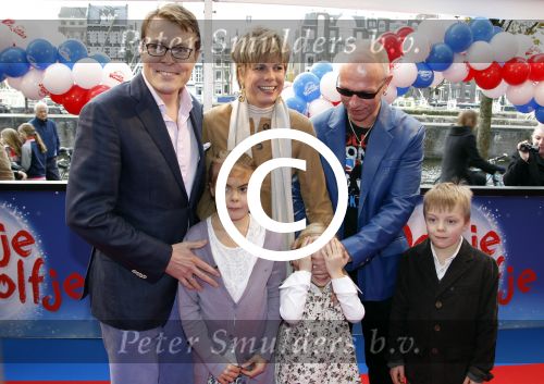 Amsterdam 26 november 2011
Premiere Dolfje Weerwolfje in carre. Paul v Loon met Prinses Laurentien Prins Constantijn en hun kinderen Aloise Claus Cazimir en ...
Peter Smulders bv