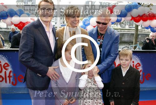 Amsterdam 26 november 2011
Premiere Dolfje Weerwolfje in carre. Paul v Loon met Prinses Laurentien Prins Constantijn en hun kinderen Aloise Claus Cazimir en ...
Peter Smulders bv