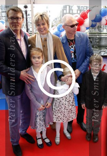 Amsterdam 26 november 2011
Premiere Dolfje Weerwolfje in carre. Paul v Loon met Prinses Laurentien Prins Constantijn en hun kinderen Aloise Claus Cazimir en ...
Peter Smulders bv
