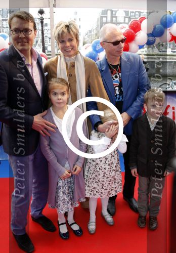Amsterdam 26 november 2011
Premiere Dolfje Weerwolfje in carre. Paul v Loon met Prinses Laurentien Prins Constantijn en hun kinderen Aloise Claus Cazimir en ...
Peter Smulders bv