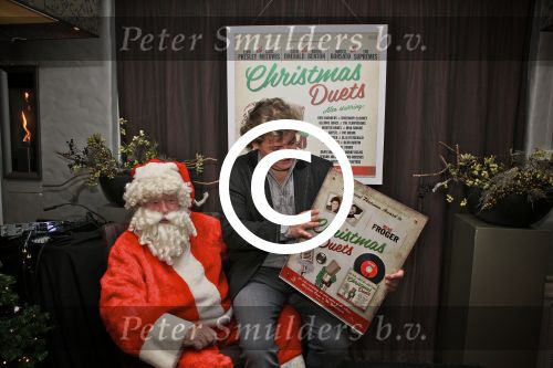 BAARN - In Restaurant Vuur is de perspresentatie gehouden van de nieuwe kerst cd genaamd Christmas Duets. Met op de foto zanger Rene Froger en de Kerstman. FOTO PETER SMULDERS BV