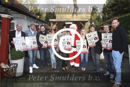 BAARN - In Restaurant Vuur is de perspresentatie gehouden van de nieuwe kerst cd genaamd Christmas Duets.  Met op de foto de hele groep van Christmas Duets. FOTO PETER SMULDERS BV
