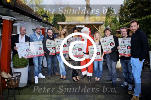BAARN - In Restaurant Vuur is de perspresentatie gehouden van de nieuwe kerst cd genaamd Christmas Duets.  Met op de foto de hele groep van Christmas Duets. FOTO PETER SMULDERS BV