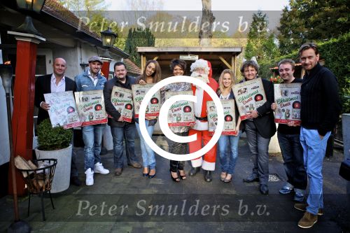 BAARN - In Restaurant Vuur is de perspresentatie gehouden van de nieuwe kerst cd genaamd Christmas Duets.  Met op de foto de hele groep van Christmas Duets. FOTO PETER SMULDERS BV