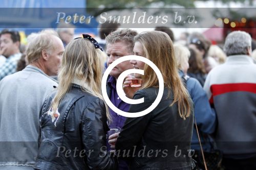 Amsterdam 19 augustus 2011
Theater festival de parade in Amsterdam. Rene Mioch heeft het erg naar zijn zin met dame rechts op de foto
Peter Smulders bv
