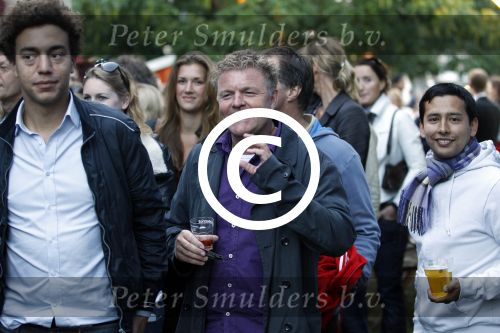 Amsterdam 19 augustus 2011
Theater festival de parade in Amsterdam. Rene Mioch heeft het erg naar zijn zin met dame links achter hem op de foto
Peter Smulders bv