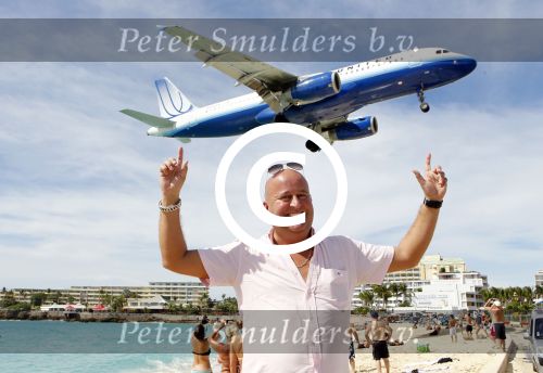 Sint Maarten 9 november 2011
Reni v Maaren bij vliegveld Sint Maarten met laag overkomende vliegtuigen.
Peter Smulders bv