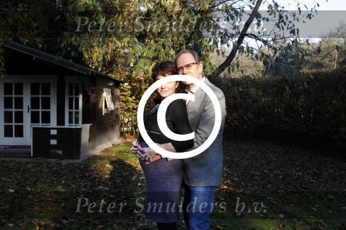 Ede 14 november 2011
Rob de Nijs en zijn zwangere vrouw Henriette bij hun thuis in de tuin.
Peter Smulders bv