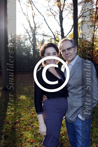 Ede 14 november 2011
Rob de Nijs en zijn zwangere vrouw Henriette bij hun thuis in de tuin.
Peter Smulders bv