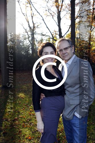 Ede 14 november 2011
Rob de Nijs en zijn zwangere vrouw Henriette bij hun thuis in de tuin.
Peter Smulders bv