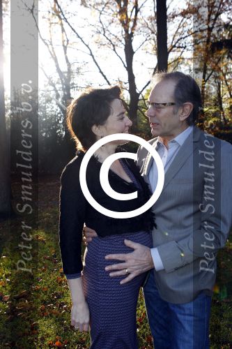 Ede 14 november 2011
Rob de Nijs en zijn zwangere vrouw Henriette bij hun thuis in de tuin.
Peter Smulders bv