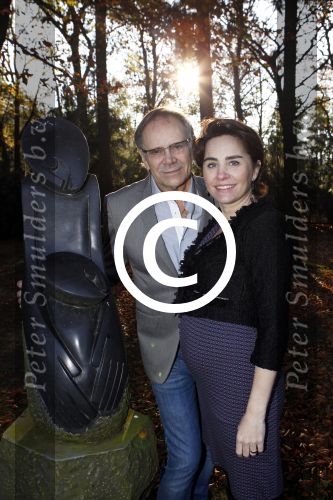 Ede 14 november 2011
Rob de Nijs en zijn zwangere vrouw Henriette bij hun thuis in de tuin.
Peter Smulders bv