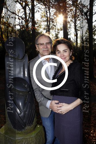 Ede 14 november 2011
Rob de Nijs en zijn zwangere vrouw Henriette bij hun thuis in de tuin.
Peter Smulders bv