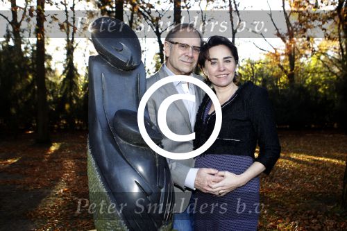 Ede 14 november 2011
Rob de Nijs en zijn zwangere vrouw Henriette bij hun thuis in de tuin.
Peter Smulders bv