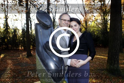 Ede 14 november 2011
Rob de Nijs en zijn zwangere vrouw Henriette bij hun thuis in de tuin.
Peter Smulders bv