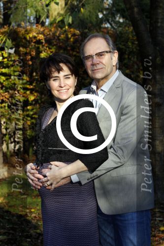 Ede 14 november 2011
Rob de Nijs en zijn zwangere vrouw Henriette bij hun thuis in de tuin.
Peter Smulders bv
