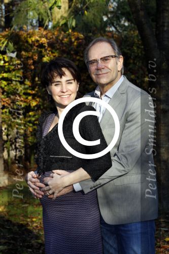 Ede 14 november 2011
Rob de Nijs en zijn zwangere vrouw Henriette bij hun thuis in de tuin.
Peter Smulders bv