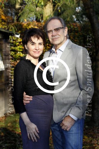 Ede 14 november 2011
Rob de Nijs en zijn zwangere vrouw Henriette bij hun thuis in de tuin.
Peter Smulders bv
