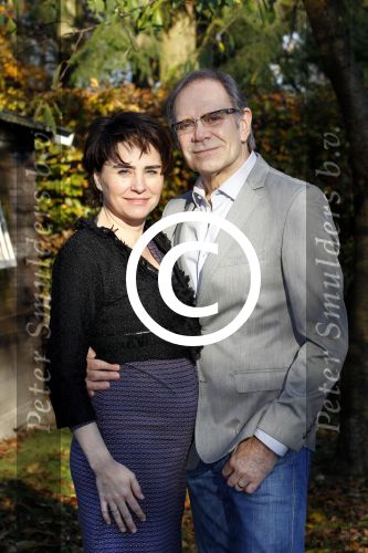 Ede 14 november 2011
Rob de Nijs en zijn zwangere vrouw Henriette bij hun thuis in de tuin.
Peter Smulders bv