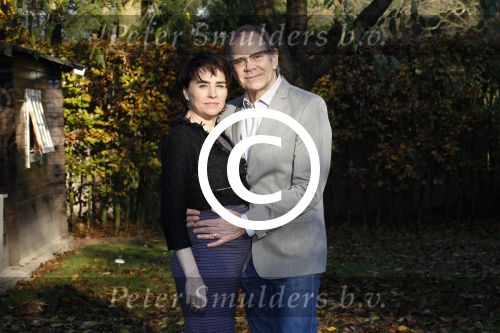 Ede 14 november 2011
Rob de Nijs en zijn zwangere vrouw Henriette bij hun thuis in de tuin.
Peter Smulders bv
