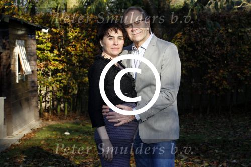 Ede 14 november 2011
Rob de Nijs en zijn zwangere vrouw Henriette bij hun thuis in de tuin.
Peter Smulders bv