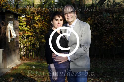 Ede 14 november 2011
Rob de Nijs en zijn zwangere vrouw Henriette bij hun thuis in de tuin.
Peter Smulders bv