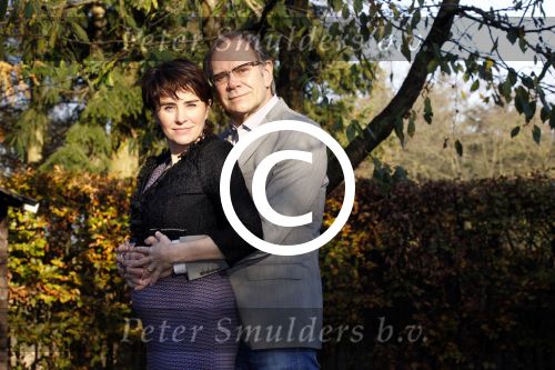 Ede 14 november 2011
Rob de Nijs en zijn zwangere vrouw Henriette bij hun thuis in de tuin.
Peter Smulders bv