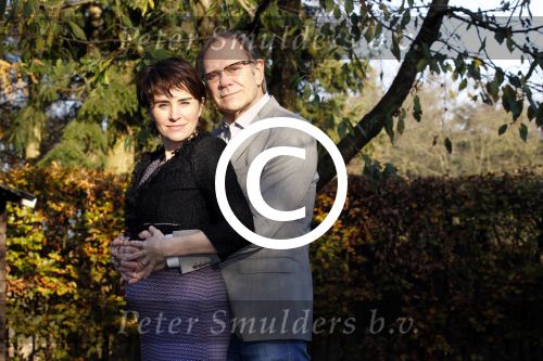 Ede 14 november 2011
Rob de Nijs en zijn zwangere vrouw Henriette bij hun thuis in de tuin.
Peter Smulders bv