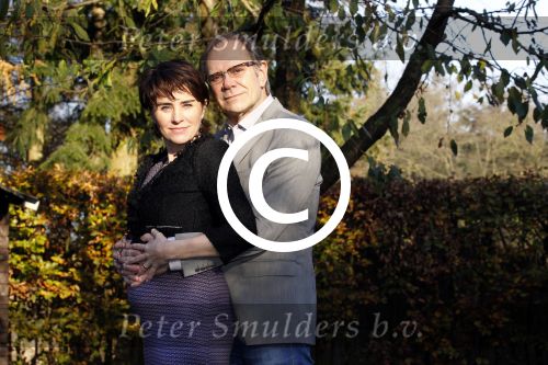 Ede 14 november 2011
Rob de Nijs en zijn zwangere vrouw Henriette bij hun thuis in de tuin.
Peter Smulders bv