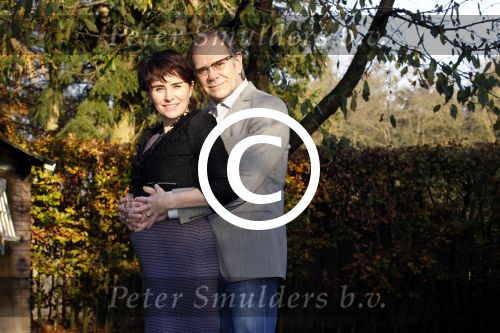 Ede 14 november 2011
Rob de Nijs en zijn zwangere vrouw Henriette bij hun thuis in de tuin.
Peter Smulders bv