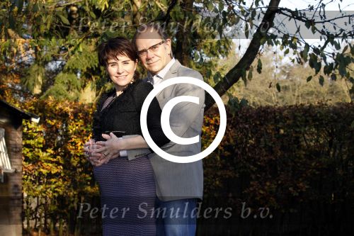 Ede 14 november 2011
Rob de Nijs en zijn zwangere vrouw Henriette bij hun thuis in de tuin.
Peter Smulders bv