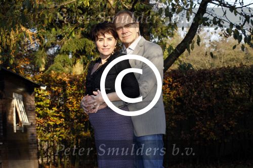 Ede 14 november 2011
Rob de Nijs en zijn zwangere vrouw Henriette bij hun thuis in de tuin.
Peter Smulders bv