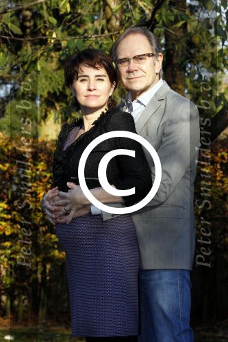 Ede 14 november 2011
Rob de Nijs en zijn zwangere vrouw Henriette bij hun thuis in de tuin.
Peter Smulders bv