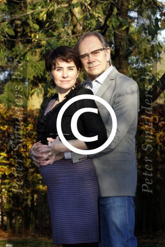 Ede 14 november 2011
Rob de Nijs en zijn zwangere vrouw Henriette bij hun thuis in de tuin.
Peter Smulders bv