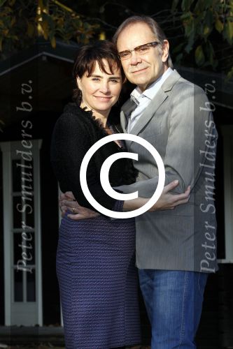 Ede 14 november 2011
Rob de Nijs en zijn zwangere vrouw Henriette bij hun thuis in de tuin.
Peter Smulders bv