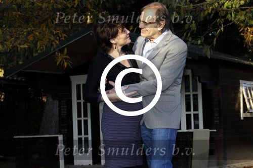 Ede 14 november 2011
Rob de Nijs en zijn zwangere vrouw Henriette bij hun thuis in de tuin.
Peter Smulders bv