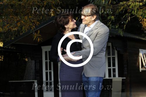 Ede 14 november 2011
Rob de Nijs en zijn zwangere vrouw Henriette bij hun thuis in de tuin.
Peter Smulders bv